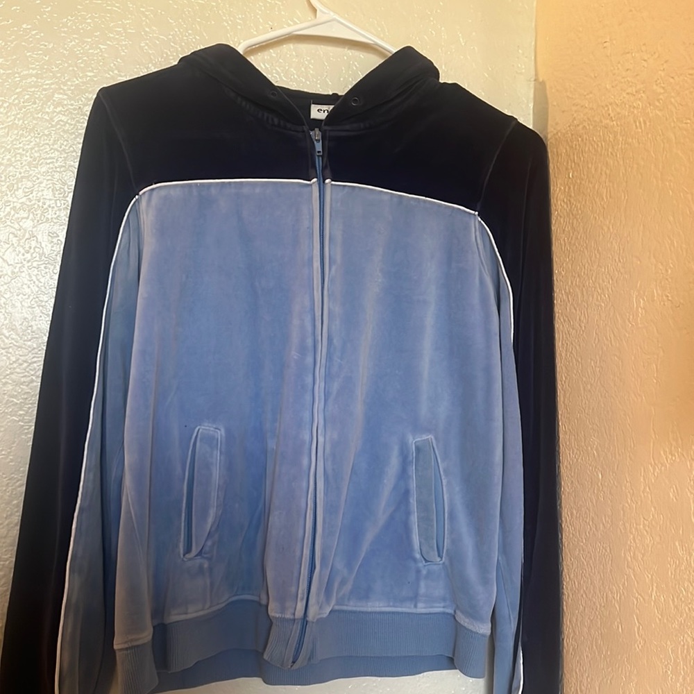 Thrifted item. Good condition. Very warm. Worn once